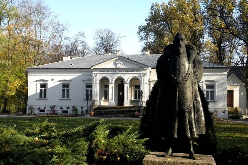 Pomnik Jana Kochanowskiego dłuta Mieczysława Weltera przed dworem w Czarnolesie