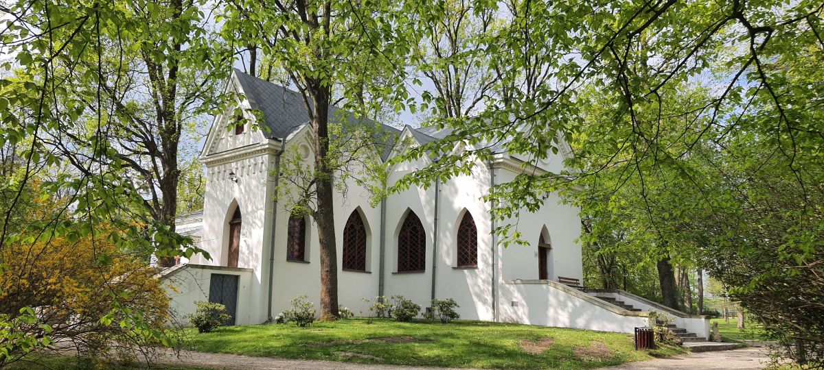 Neogotycka kaplica w parku w Czarnolesie, wzniesiona na murach dworu Kochanowskich
