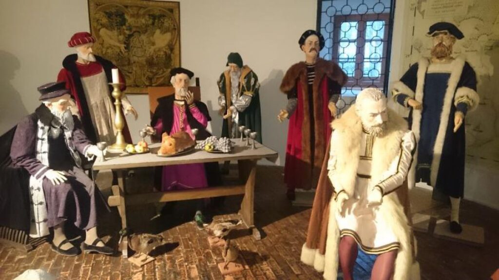 Scena uczty z figurami w strojach renesansowych na wystawie stałej w Czarnolesie