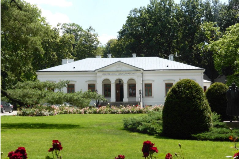 Klasycystyczny dwór Jabłonowskich w Czarnolesie, siedziba Muzeum Jana Kochanowskiego