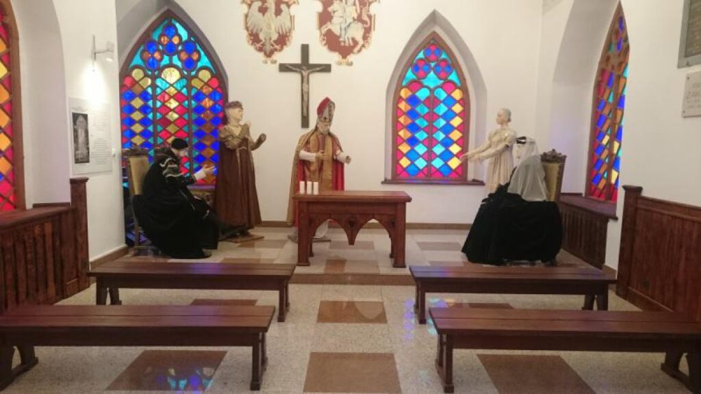 Wnętrze kaplicy z witrażami i figurami na ekspozycji Muzeum Jana Kochanowskiego