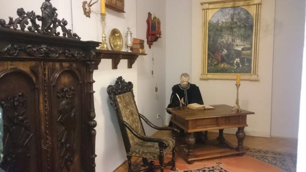 Zaaranżowany gabinet poety z figurą Kochanowskiego piszącego gęsim piórem