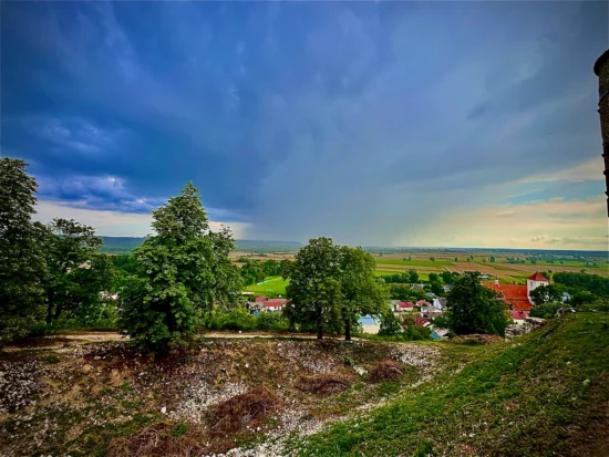Widok z góry zamkowej w Janowcu na miasteczko i dolinę Wisły
