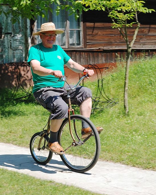 Gospodarz muzeum na bicyklu z wysokim przednim kołem