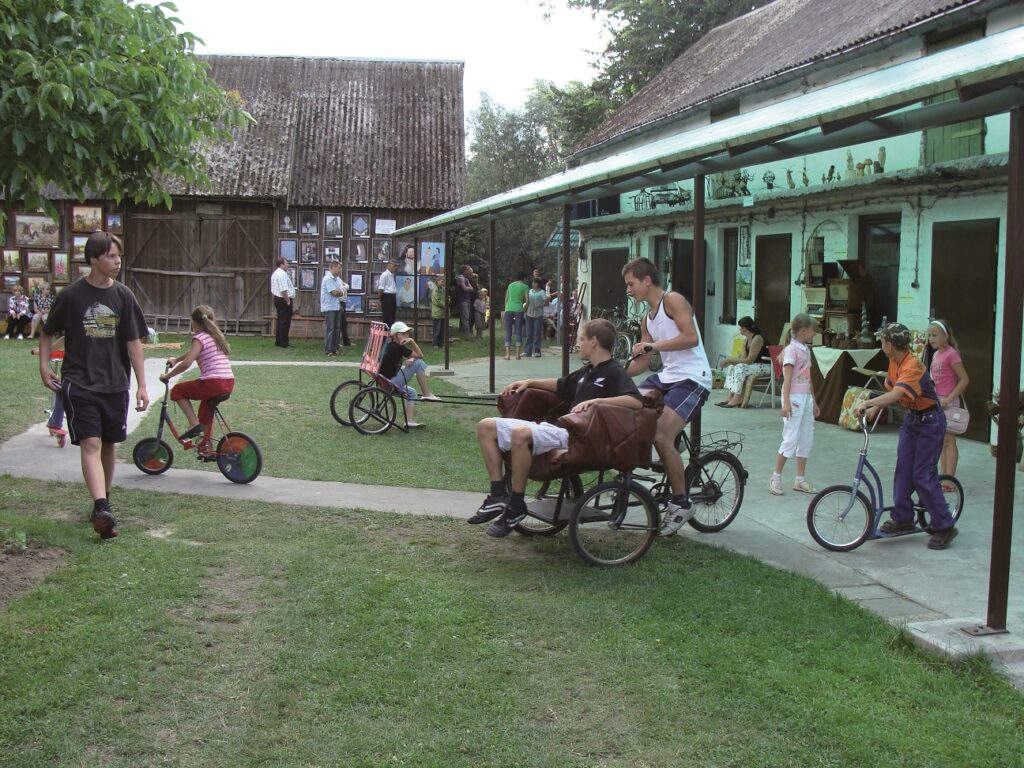 Podwórko Muzeum Nietypowych Rowerów w dzień pokazów
