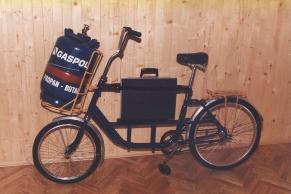 Rower transportowy z butlą gazową — eksponat muzeum