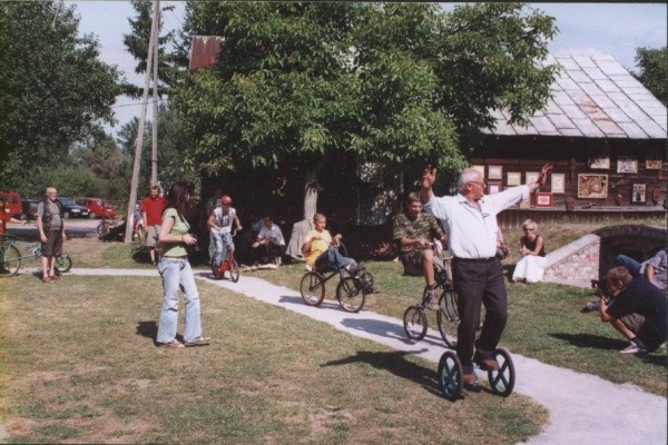 Pokazy jazdy na nietypowych rowerach na podwórku muzeum w Gołębiu