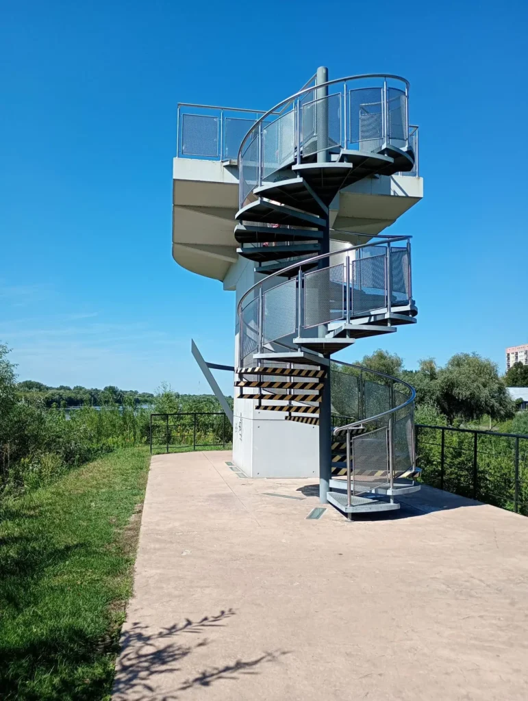 Siedmiometrowa metalowa wieża widokowa ze spiralnymi schodami, na cyplu przy porcie jachtowym w Puławach